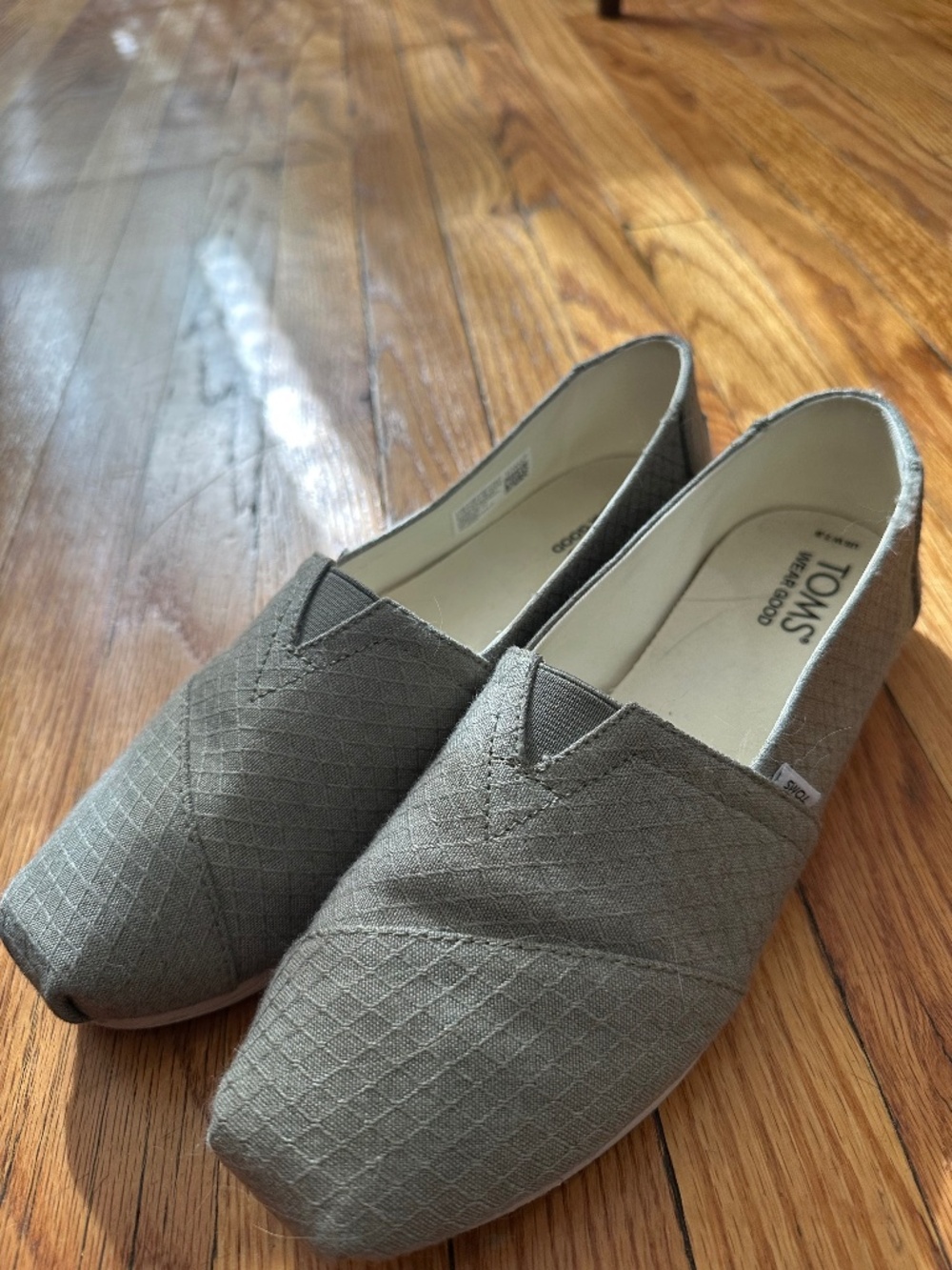 Grey Toms 7.5